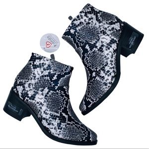 Blondo Boots Size 6 Eileen Snake Print Leather Waterproof Ankle Grey Snake